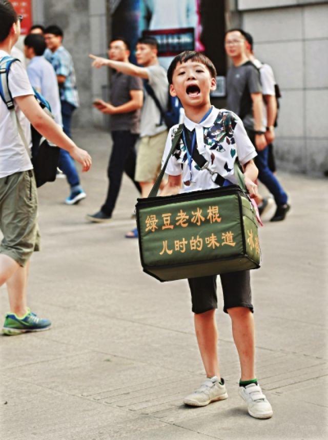 9岁男孩街头卖冰棍挣零花钱母亲让他体验赚钱的艰辛