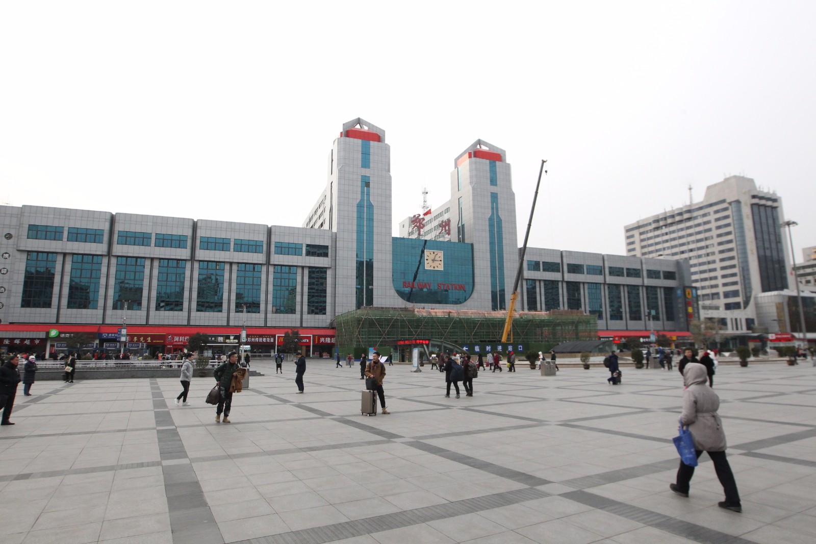 1月15日,农历腊月初十,郑州火车站东广场.