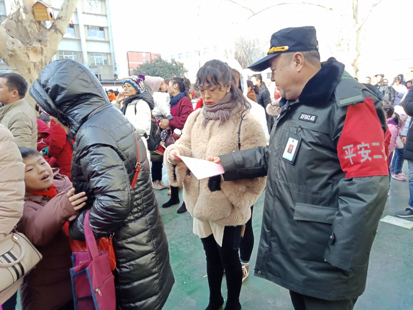 巡防爱心岗发放致学生家长的一封信