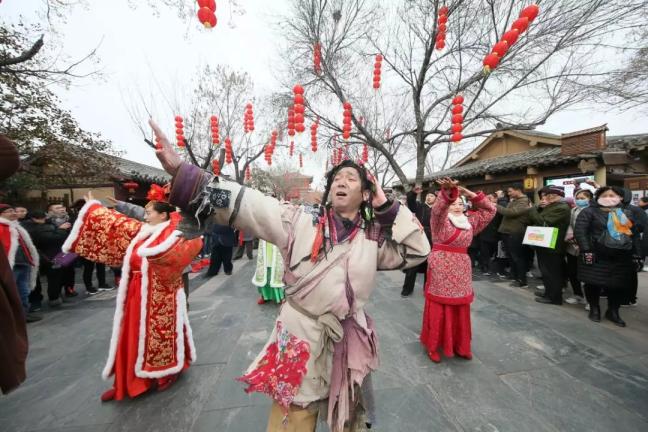 老家河南家乡的年大年初六清明上河园里热闹祥和的年味儿持续满格