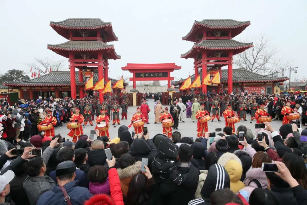 【老家河南 家乡的年】大年初六,清明上河园里热闹祥和的年味儿持续满