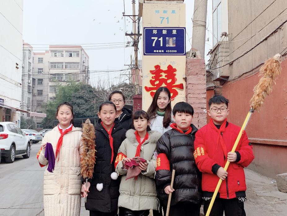 3月1日上午,郑州市管城回族区逸夫小学组织党团员教师和少先队员代表