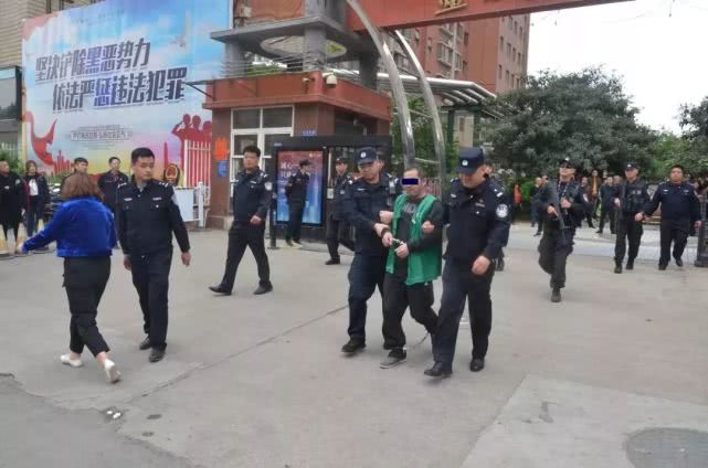 洛阳警方押解何建宁恶势力犯罪团伙成员辨认