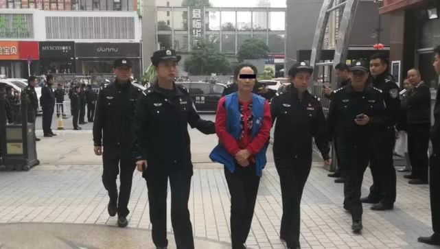 洛阳警方押解何建宁恶势力犯罪团伙成员辨认