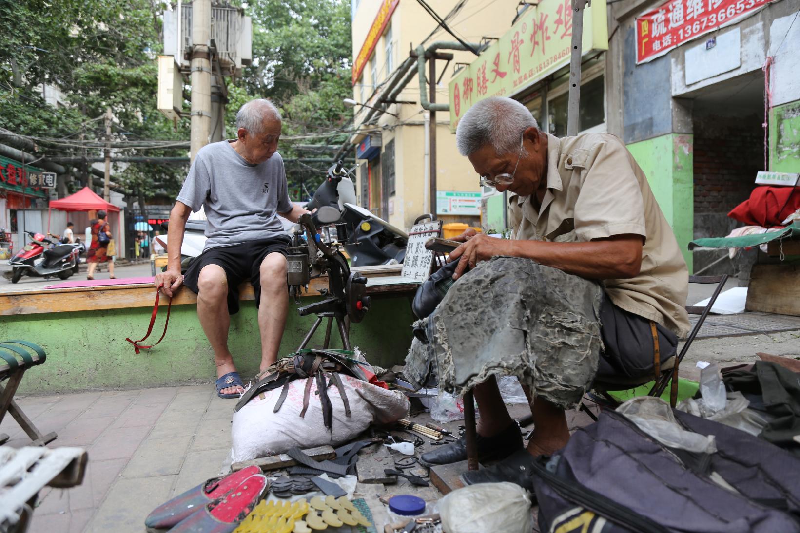 坚守传统手艺!郑州76岁大爷修鞋40年,自己却从未买过一双鞋
