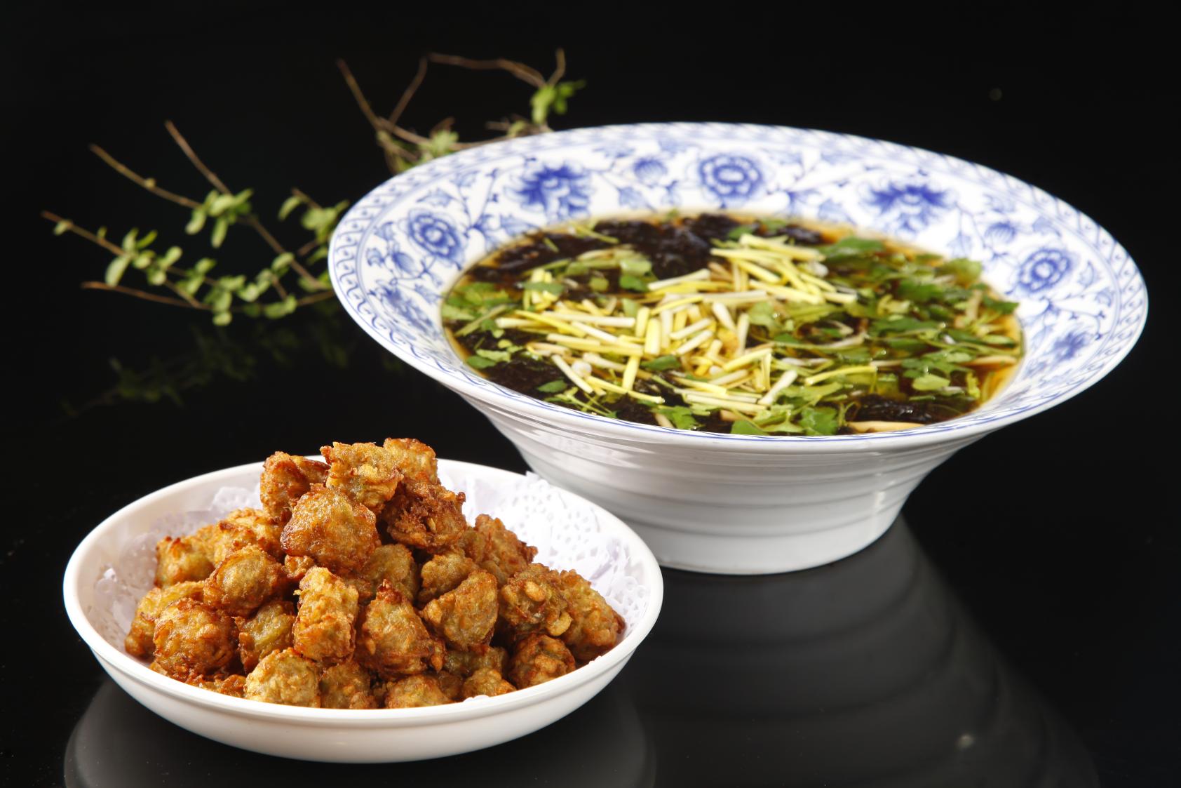 酸汤绿豆丸:厨乡长垣特色菜,绿豆面配上黄豆芽白萝卜,炸成外焦里嫩的