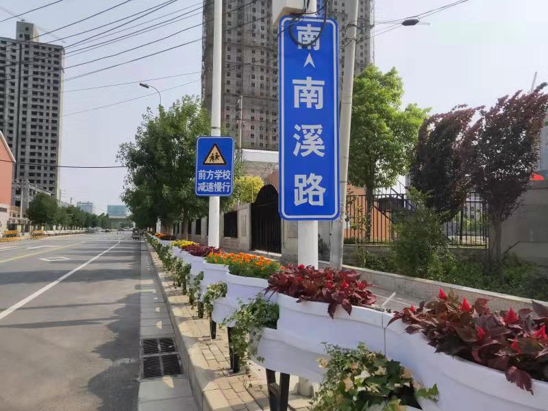 花卉雾森引人目人和路街道南溪路变身高颜值道路风景线