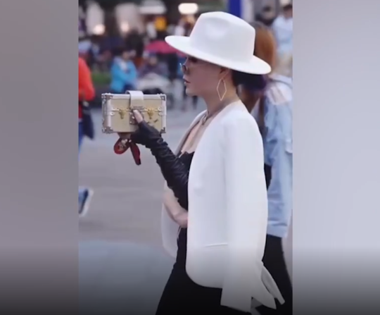 起底重庆保时捷女司机从城郊李五妹到渝北网红帽子姐