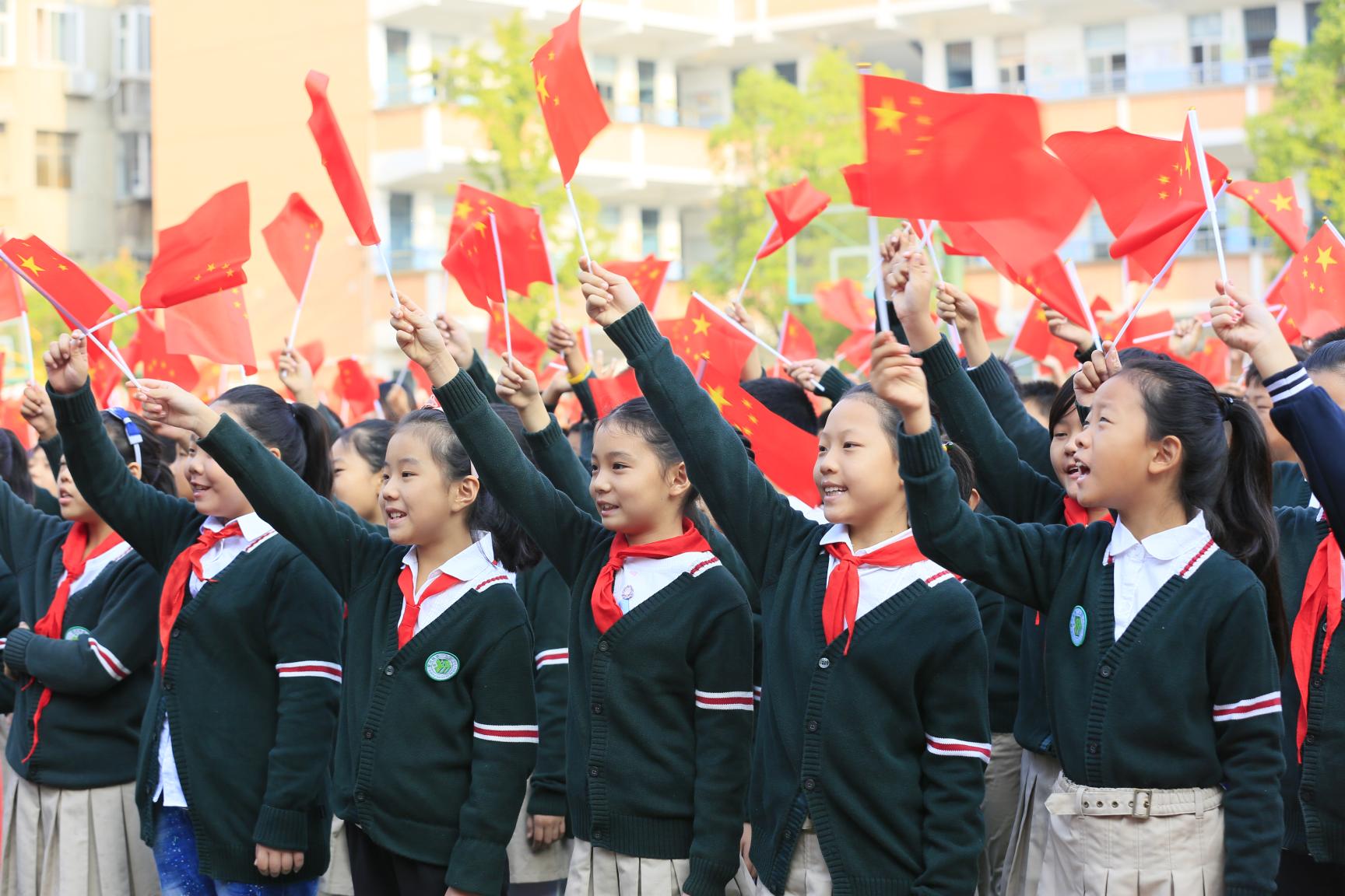 师生唱响我和我的祖国郑州市金水区黄河路二小献礼新中国70华诞