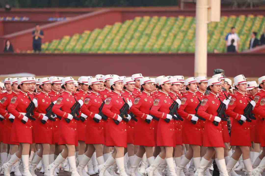 女民兵方队来了!