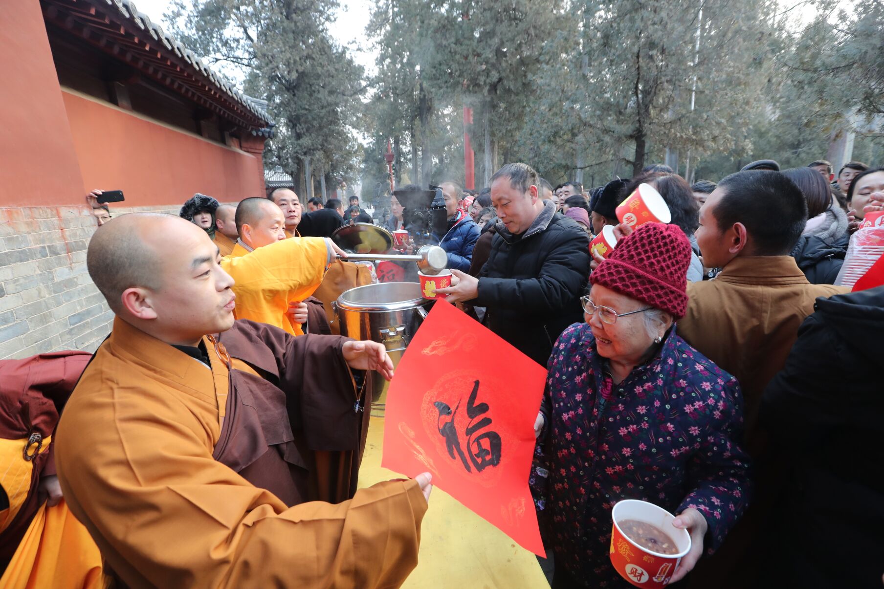 少林寺释永信施粥，上万份古法腊八粥一抢而光