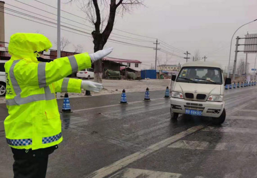 中牟交警顶风冒雪筑牢防疫一线