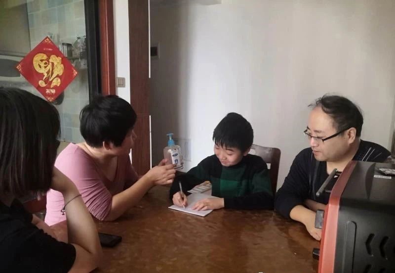 通过开展家庭会议活动,给家人制造机会窗口,心与心的碰撞,让彼此无缝
