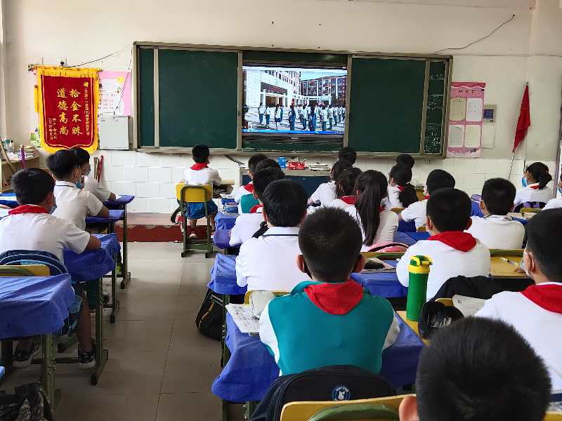 濮阳市第三小学:一盔一带 安全文明常在!