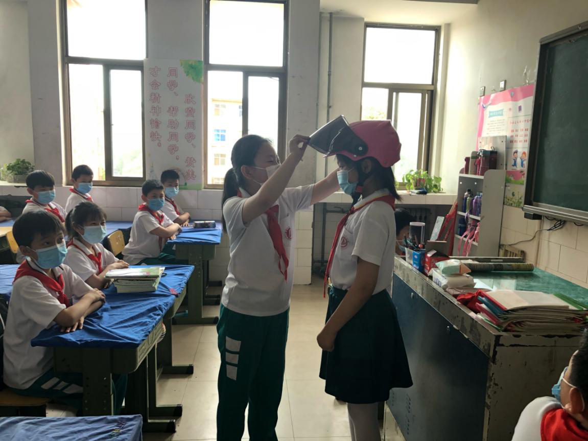 濮阳市第三小学:一盔一带 安全文明常在!