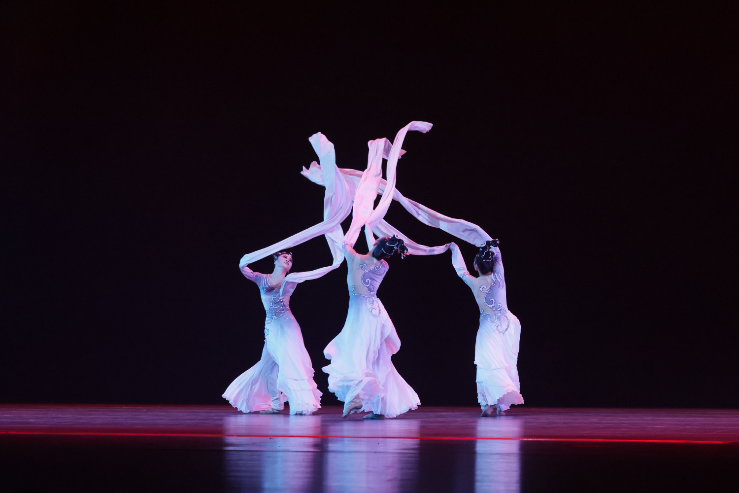 中国舞蹈"荷花奖"评奖演出举行,洛阳参评作品《大河三彩》夺得最高分