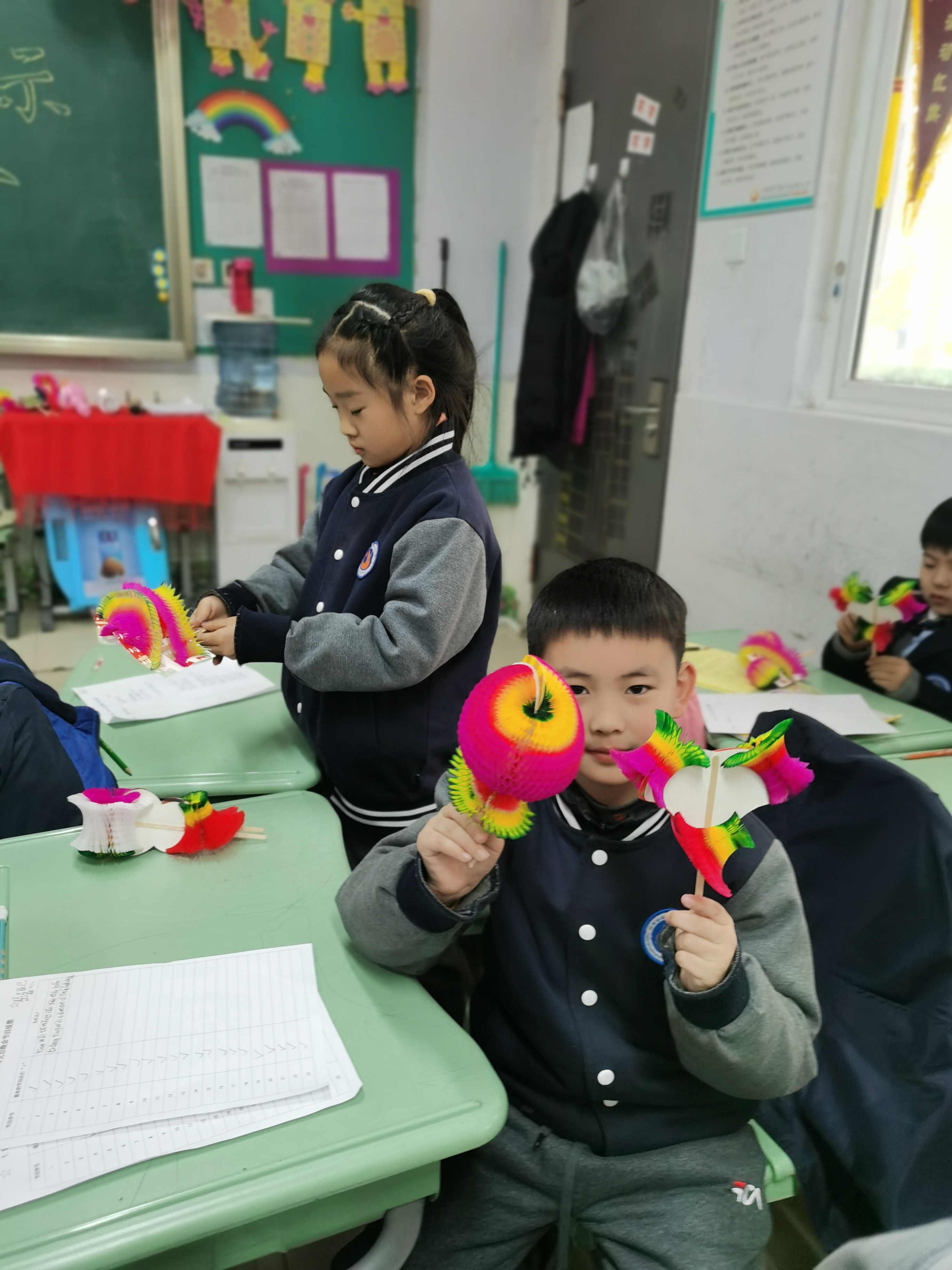 河南省实验郑东小学的孩子们用综合素质展演方式跨年（最新发布）