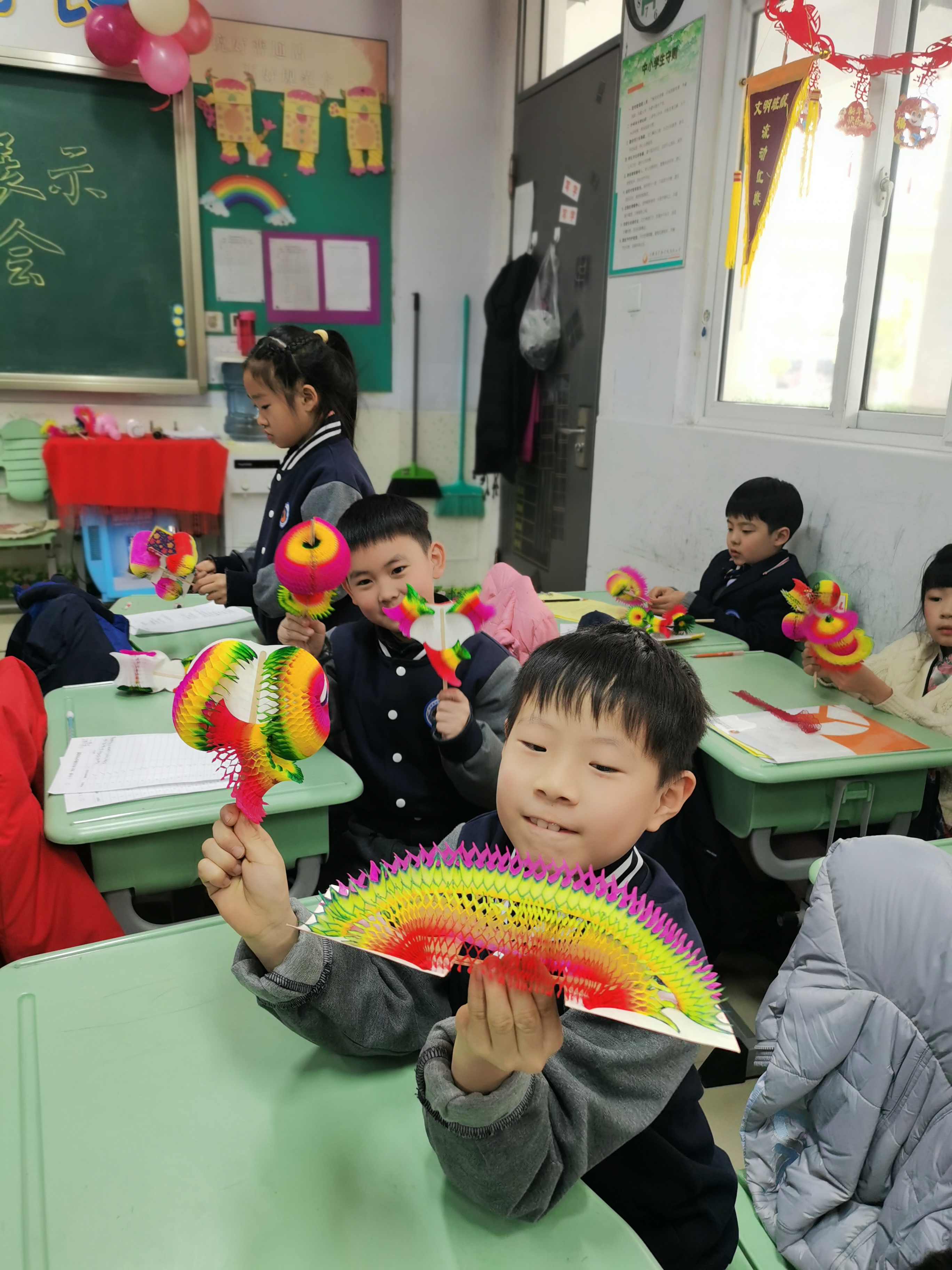 河南省实验郑东小学的孩子们用综合素质展演方式跨年（最新发布）