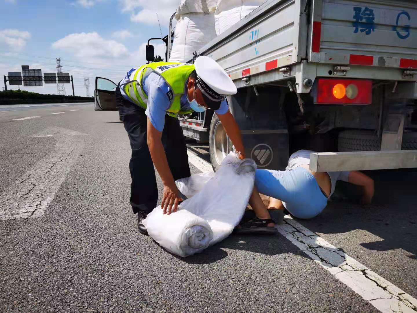 车底缠绕异物司机浑然不知,摩擦路面扬起碎屑乱飞