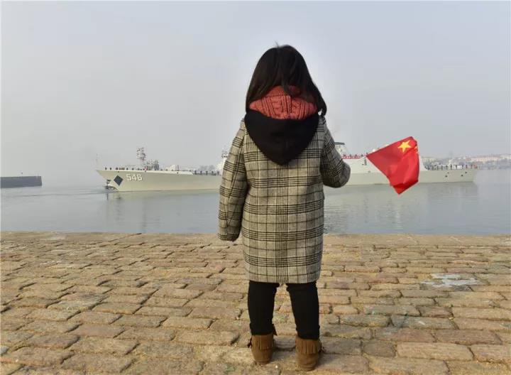 舰艇缓缓驶离码头, 手持国旗的军娃,始终不愿离去.