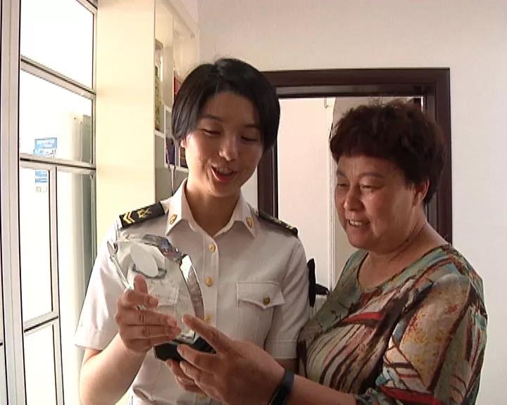 初见张明珠,眼前这么一个阳光纯净的女孩很难让人把她和辽宁舰上威严