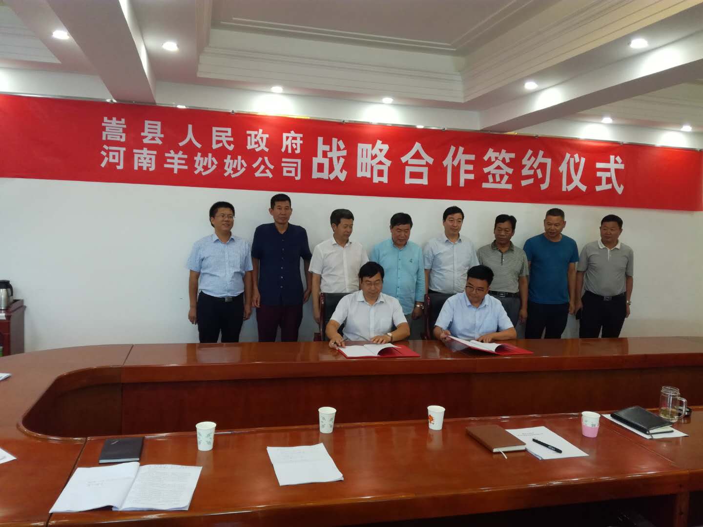 "(现场)没有鲜花,台签,音乐,签约仪式仅5分钟此外,整个签约仪式仅用了