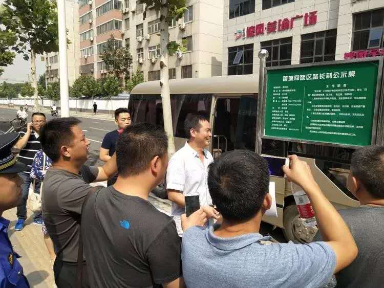 金水区副区长闵武杰带队到航海东路街道办事处观摩学习精品街整治及路