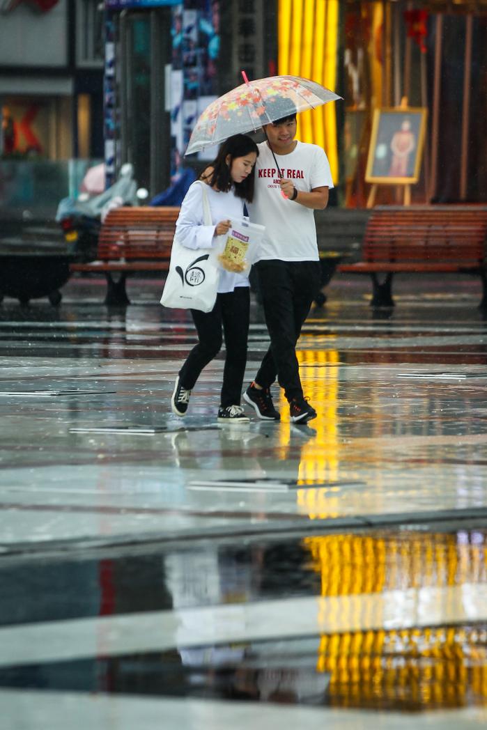 還記得那些年和你一起在雨中撐傘,跳水坑的ta麼兩人一傘,雨中最甜蜜的