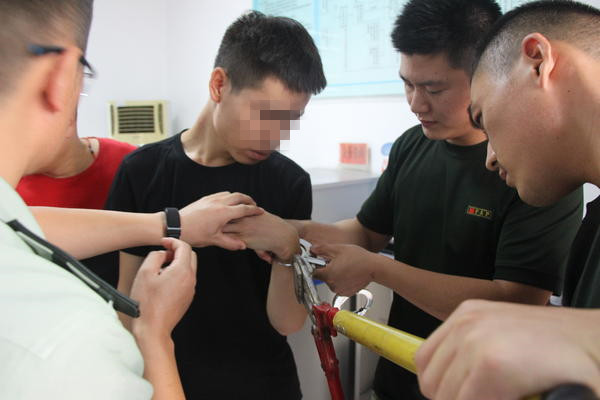 手铐钥匙失灵变"死铐" 民警向消防求助!