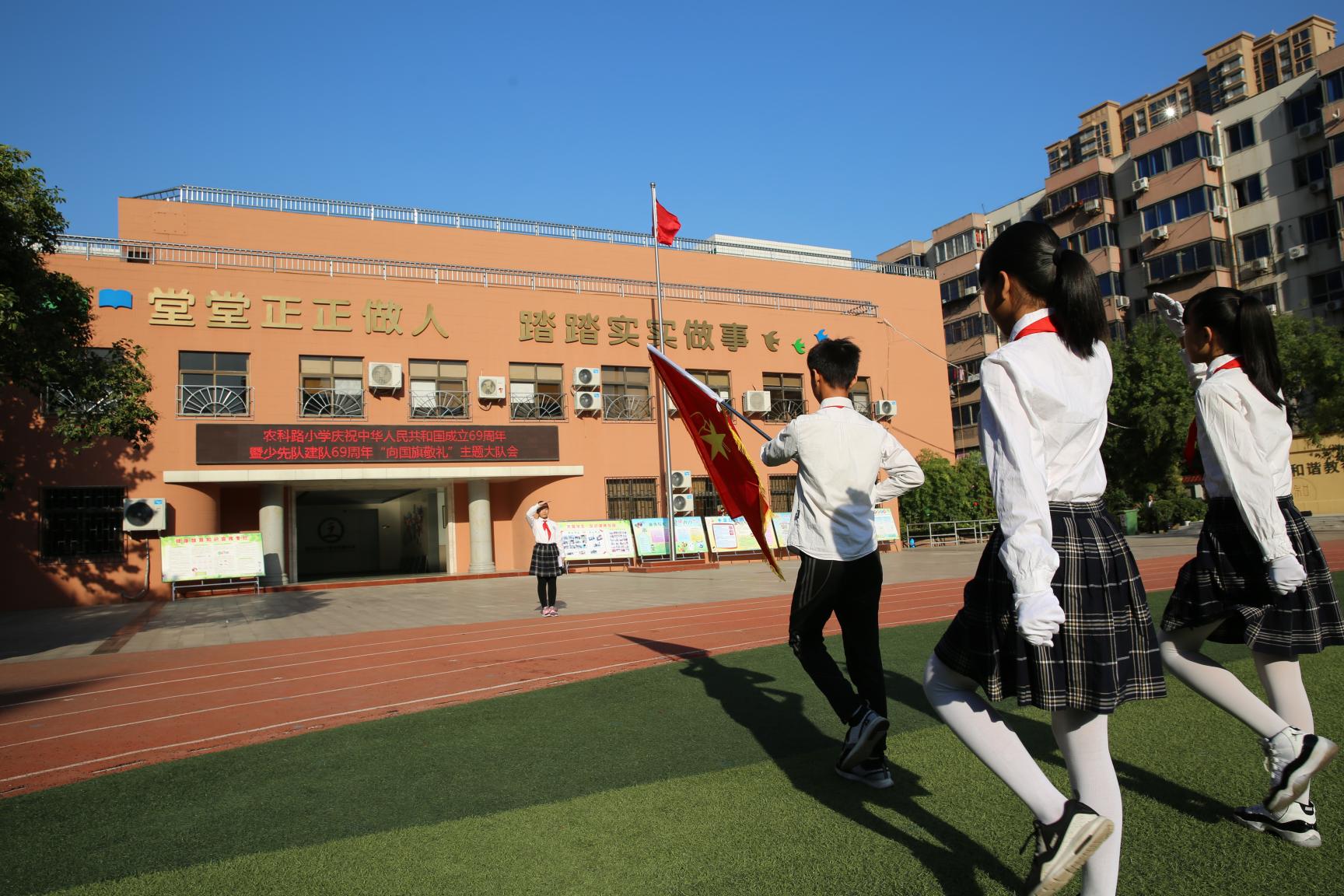 祖国妈妈生日快乐郑州小学生献上最高敬意