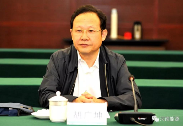 省政府国资委党委委员,副主任胡广坤宣读了省委对马富国同志职务任免