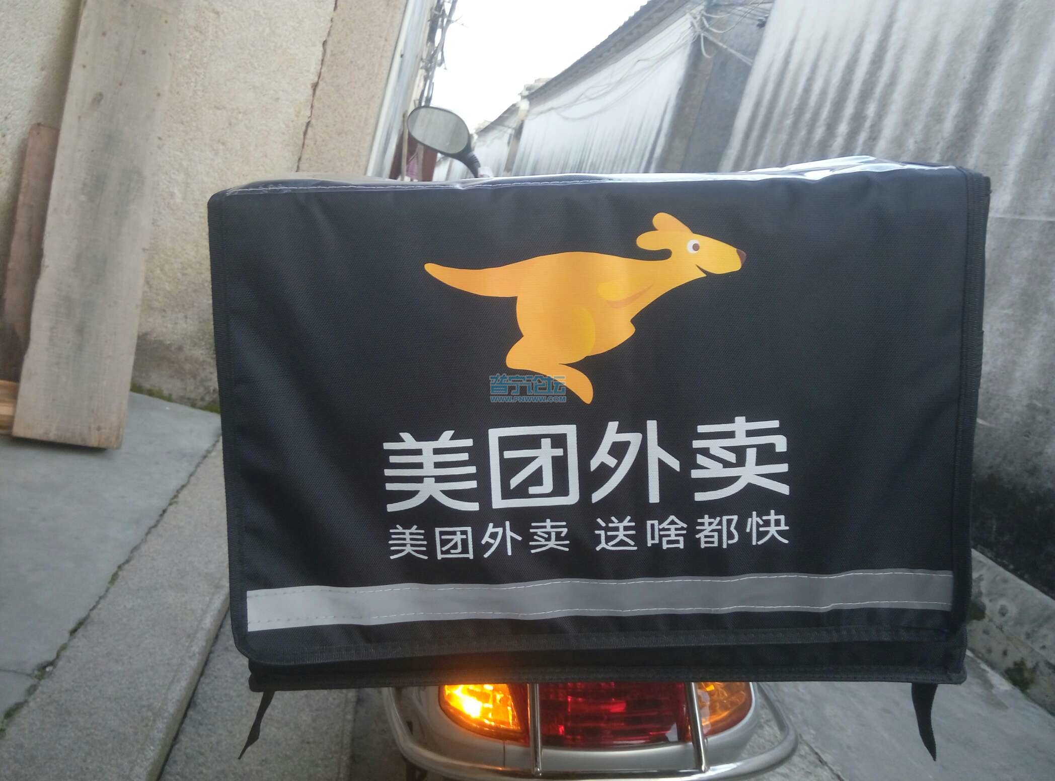 美团为保障卫生正与商家沟通使用统一外卖餐盒封条