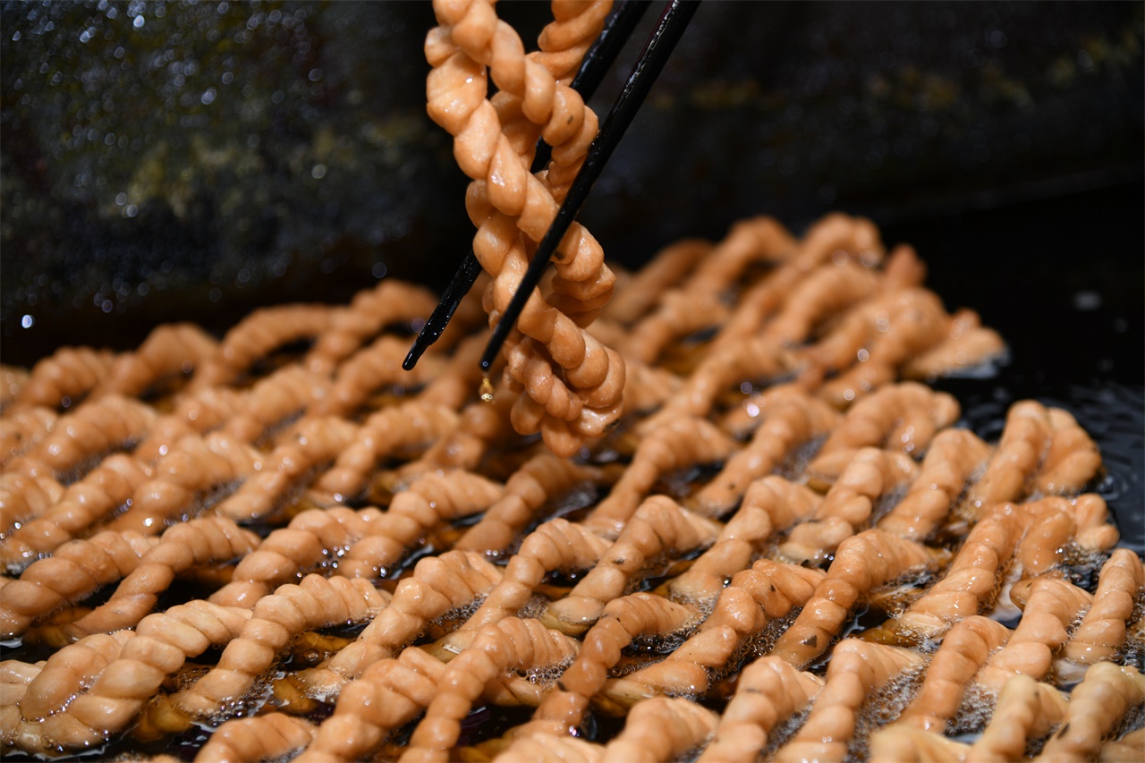 河南大叔在老家做特色麻花,一块钱一根,吸引外地人开车来买