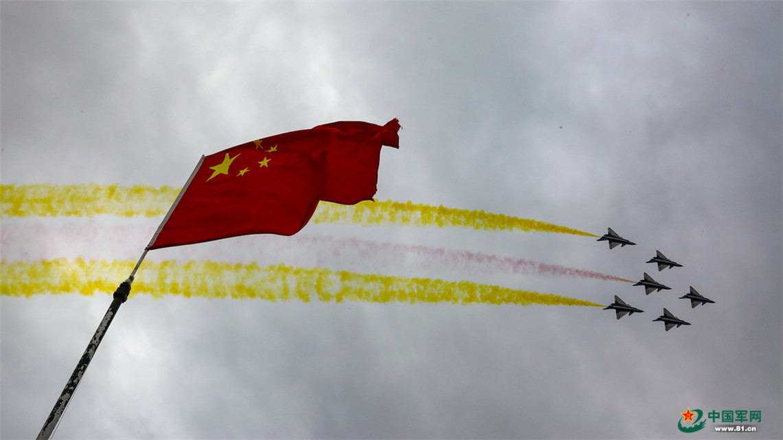 心系国旗八一飞行表演队献礼空军成立69周年
