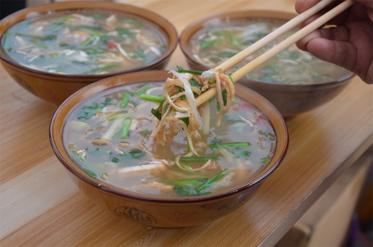 河南农村大叔做金丝玉骨汤,汤里没有肉,大家照样喝得香-大河报网