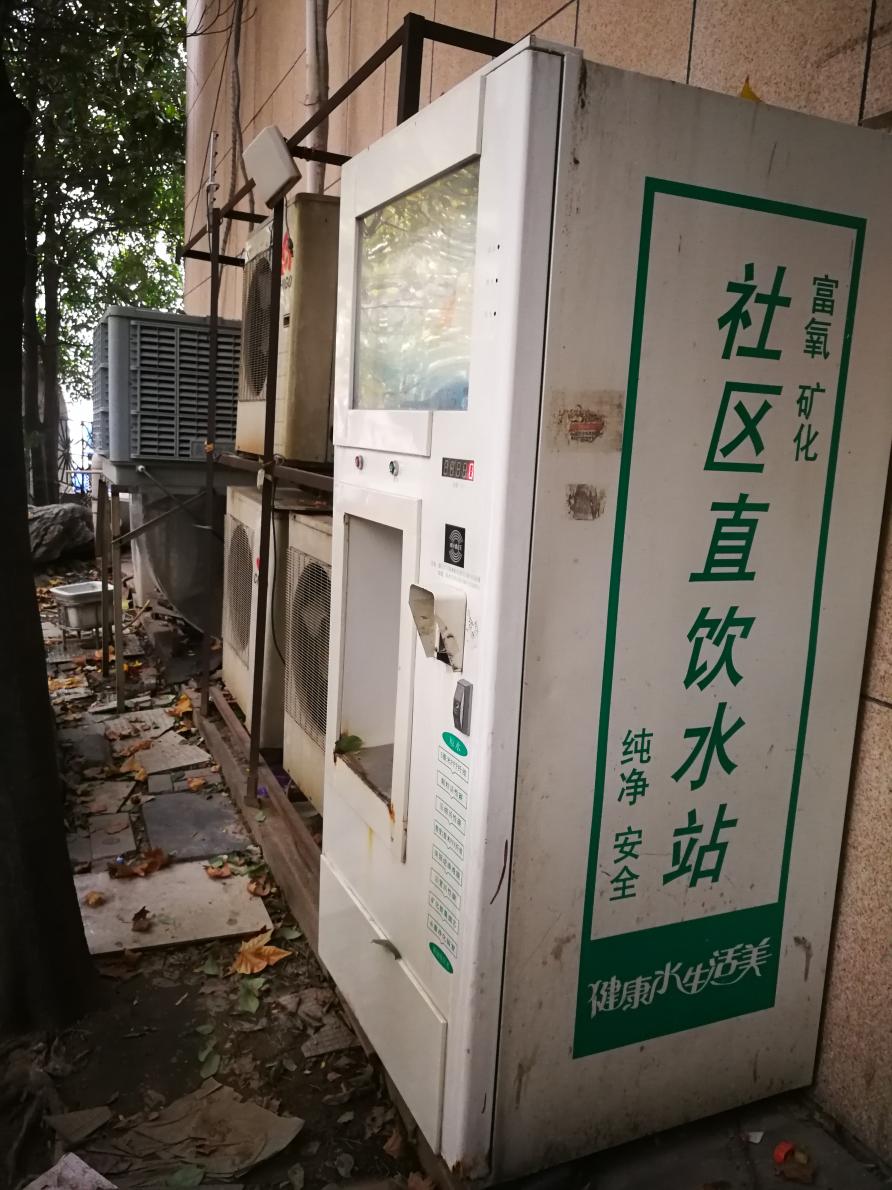 家住棉紡路綠洲書苑小區的劉先生,更是覺得社區直飲水機,安裝地方欠