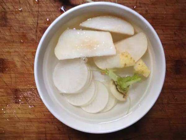 白萝卜姜梨水温肺止咳