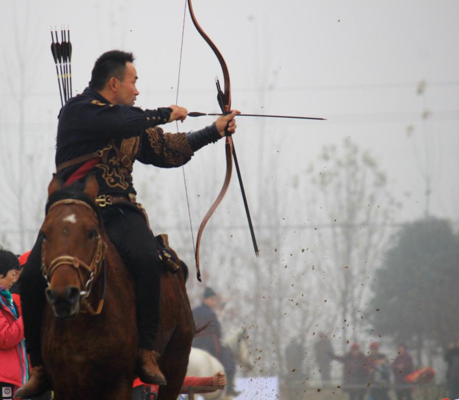 哨鸣响的时候,数十名身着古装的"将士",用一种古老的骑射方式决出高下