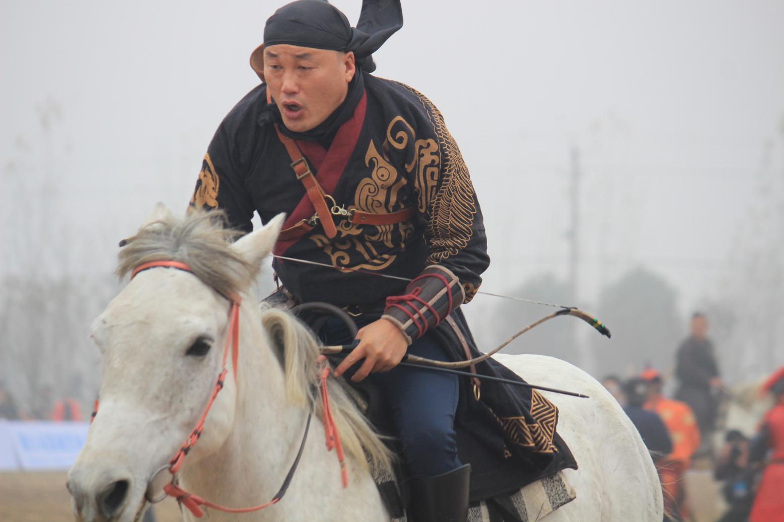 弓如霹雳弦惊好似沙场点兵