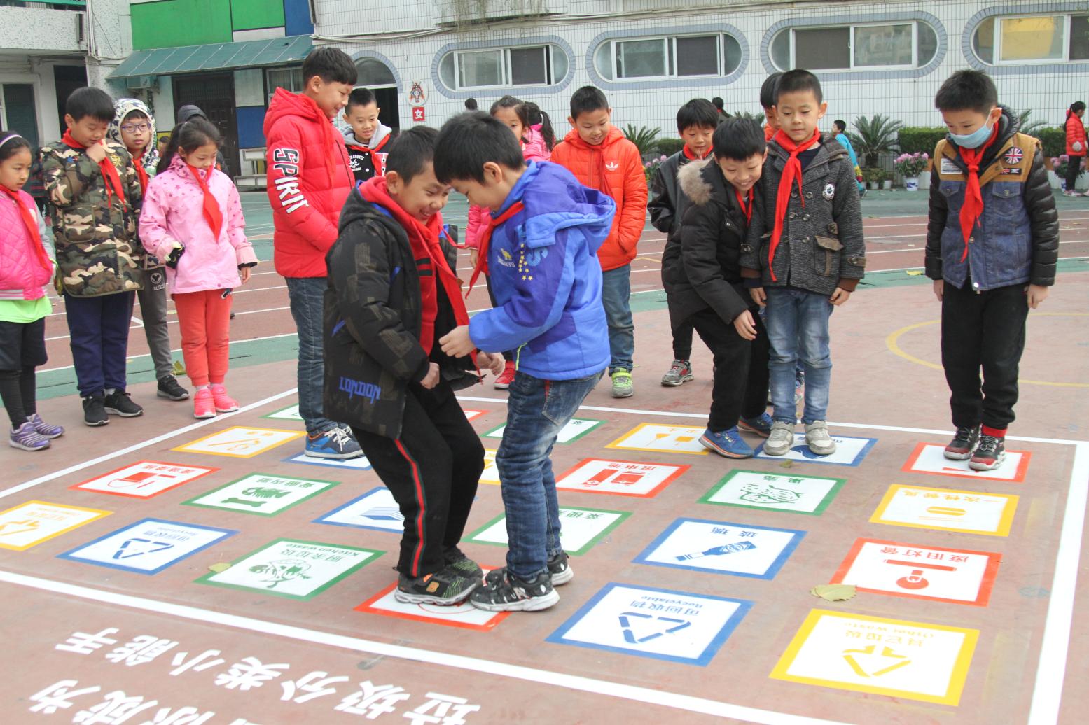 这所小学里垃圾分类游戏火了