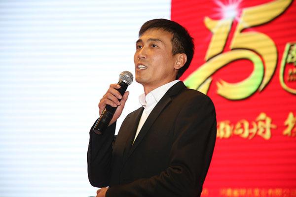 姚氏实业省区营销经理张人杰向大家详细介绍了姚氏实业新品涂装小辅材