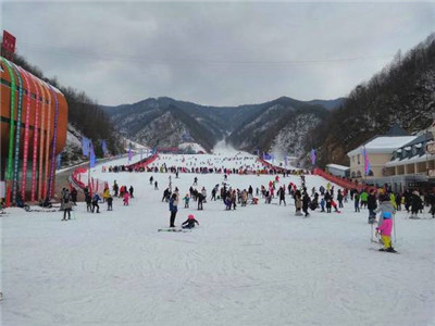 伏牛山滑雪度假樂園首滑儀式暨第二屆夢幻冰雪季開幕儀式圓滿成功