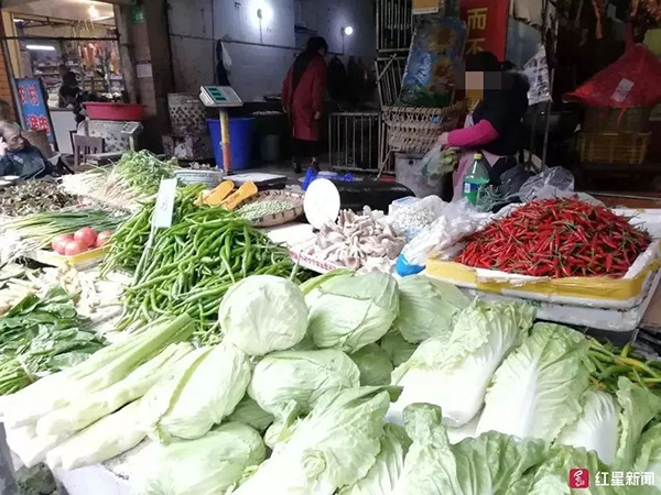 男孩引发火灾被判赔邻居25万,妈妈摆摊卖菜7年偿清欠债