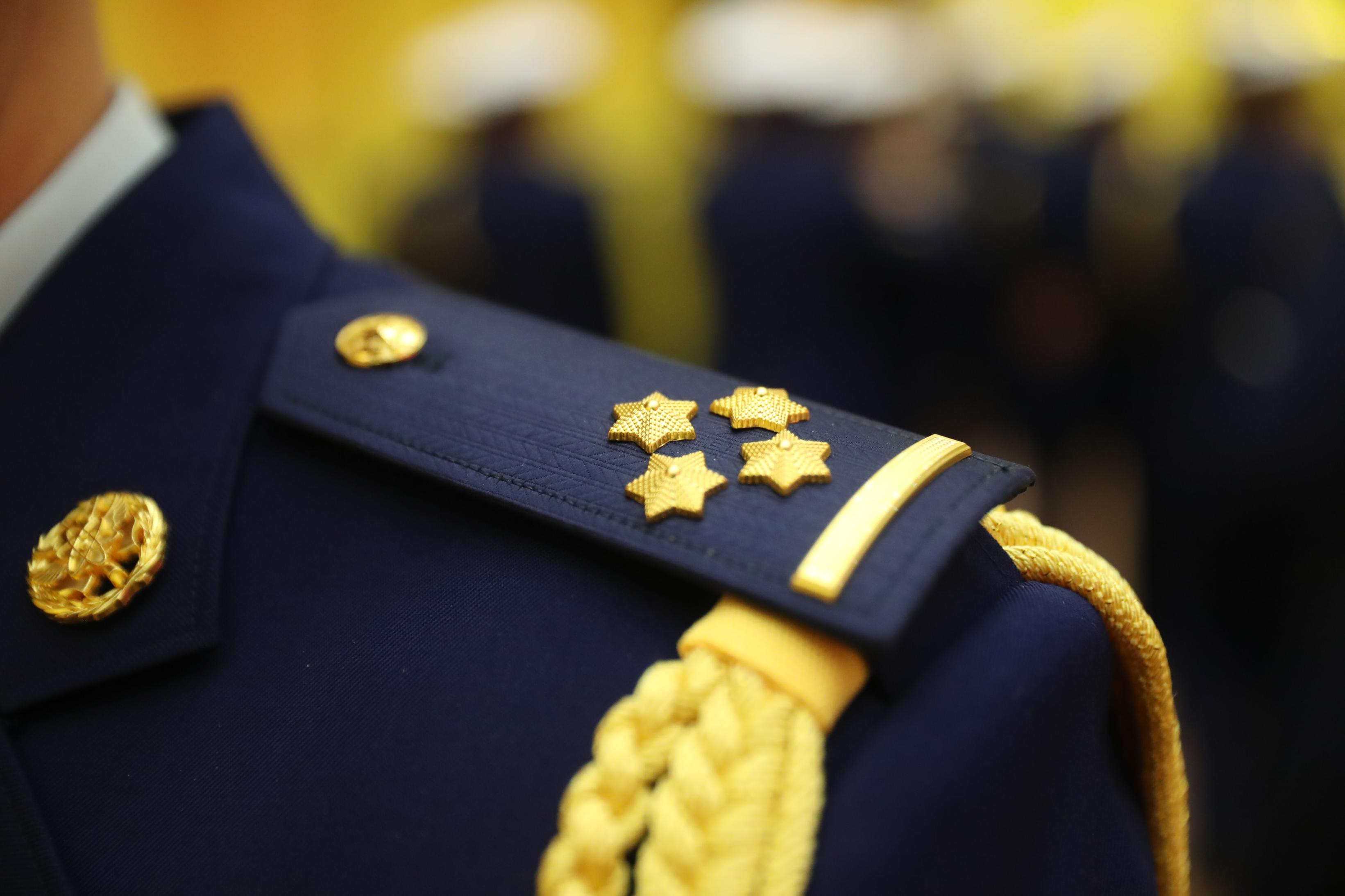 此外,新版的制式帽,肩章领章,胸徽,帽徽领花,胸号牌,腰带等标志服饰也