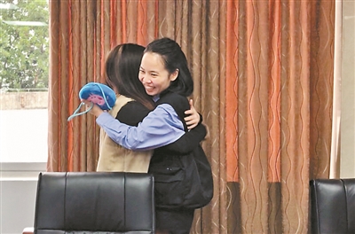 昨天一见面,小窦便拥抱住了李洁婷(右).