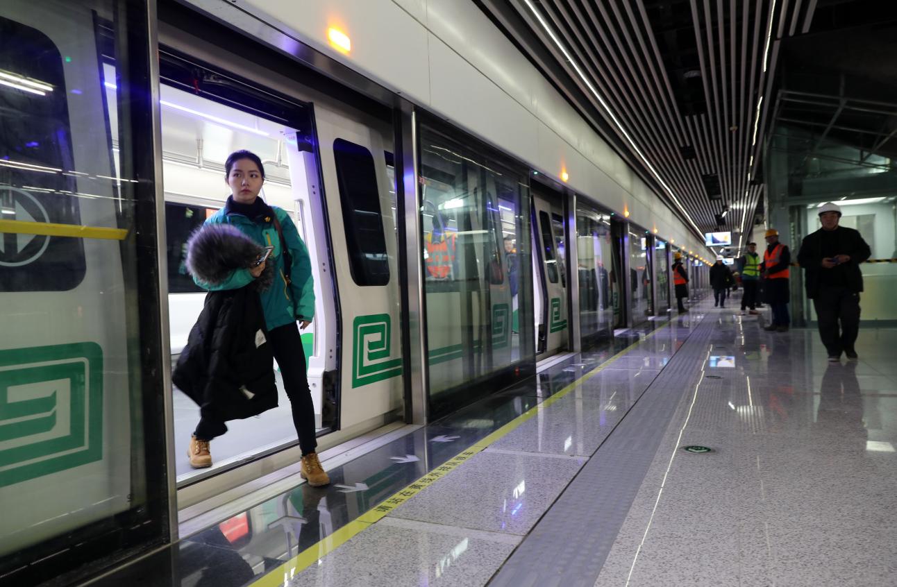 武汉城市地铁站室内地铁站地铁站俯拍摄影图配图高清摄影大图-千库网