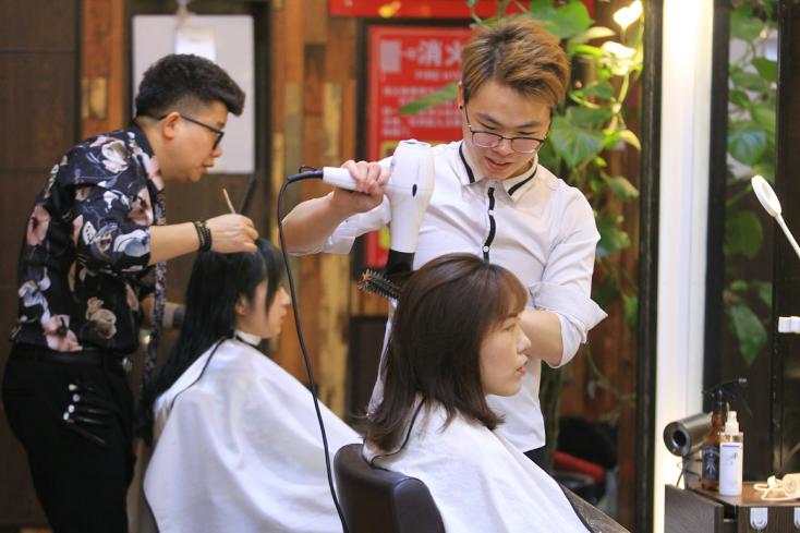 春节前郑州理发店爆满做头发要等几个小时有人直接在店里追剧