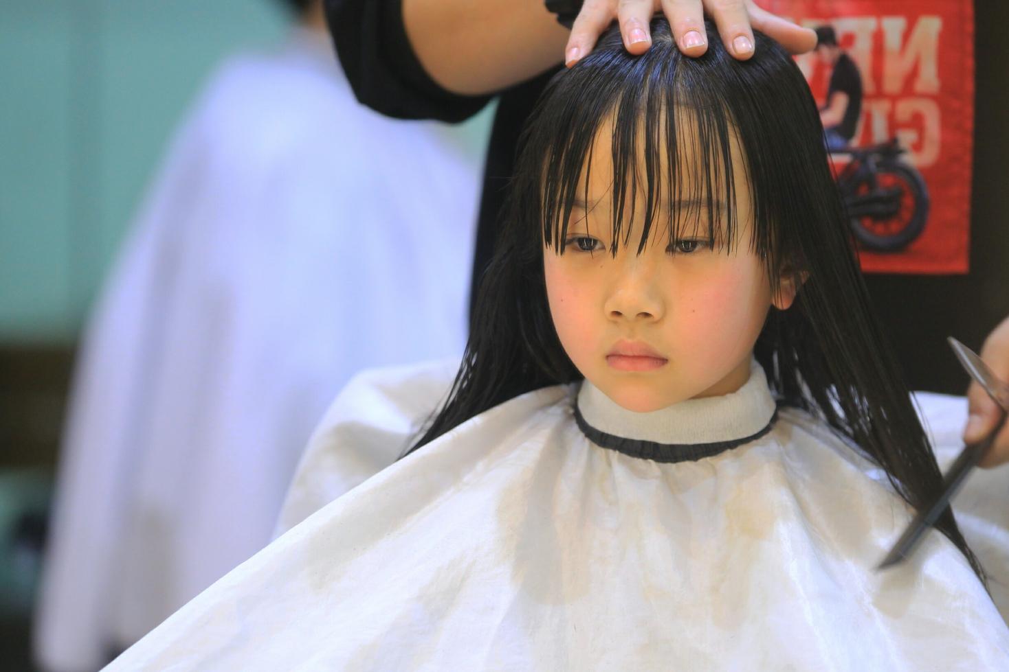 春节前郑州理发店爆满!做头发要等几个小时,有人直接在店里追剧
