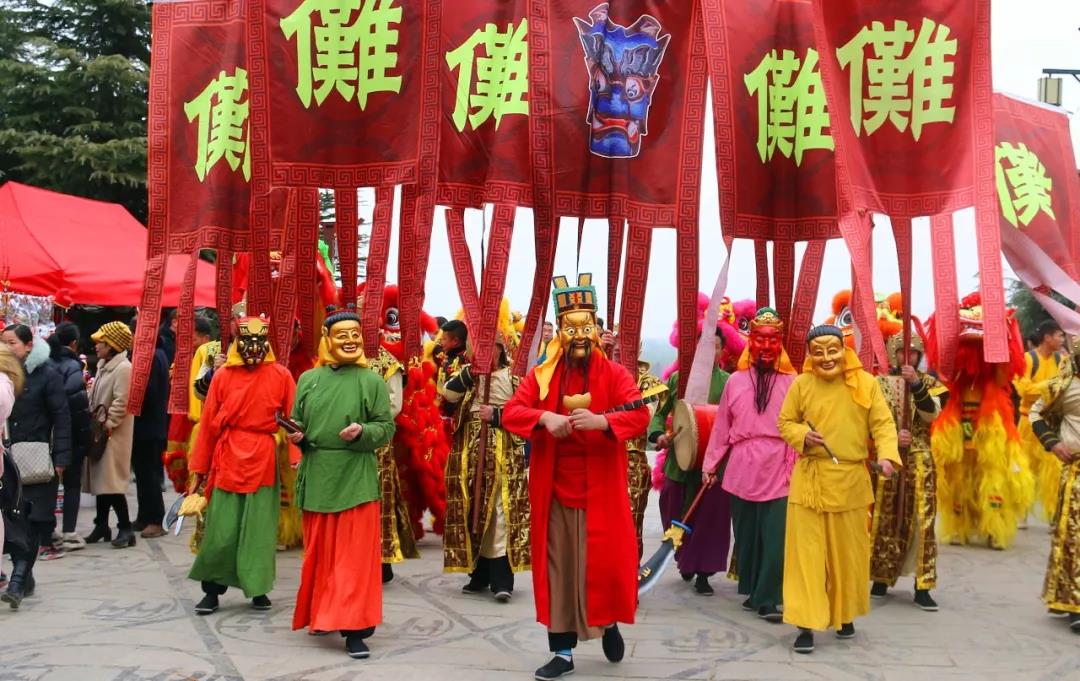 【老家河南 家乡的年】年初五迎财神丨芒砀山傩面财神巡山派红包