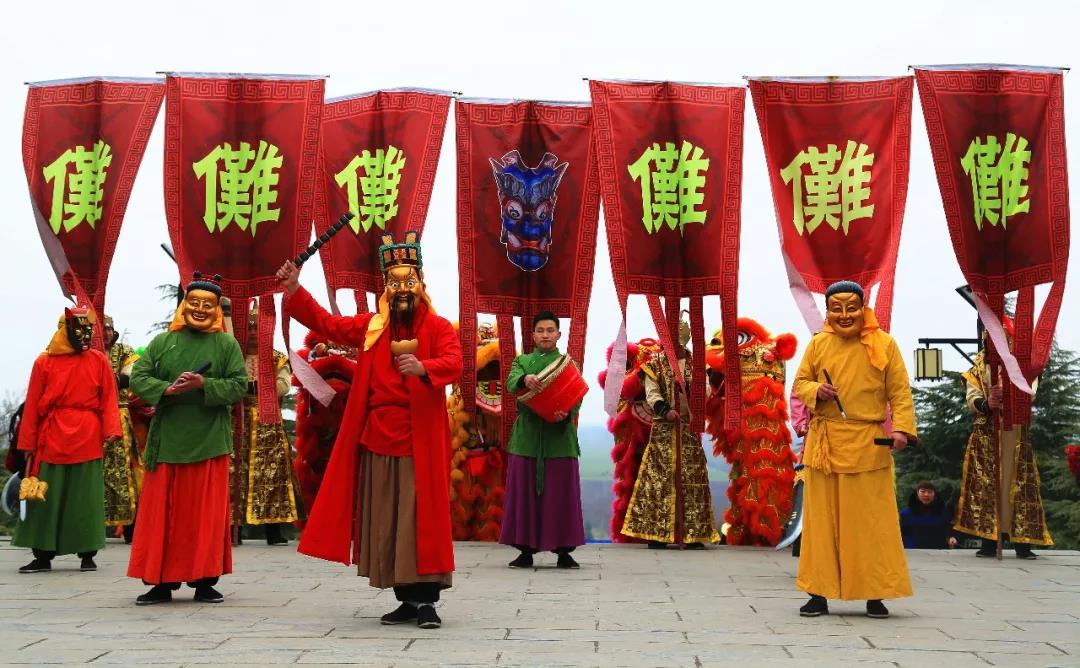 【老家河南 家乡的年】年初五迎财神丨芒砀山傩面财神巡山派红包